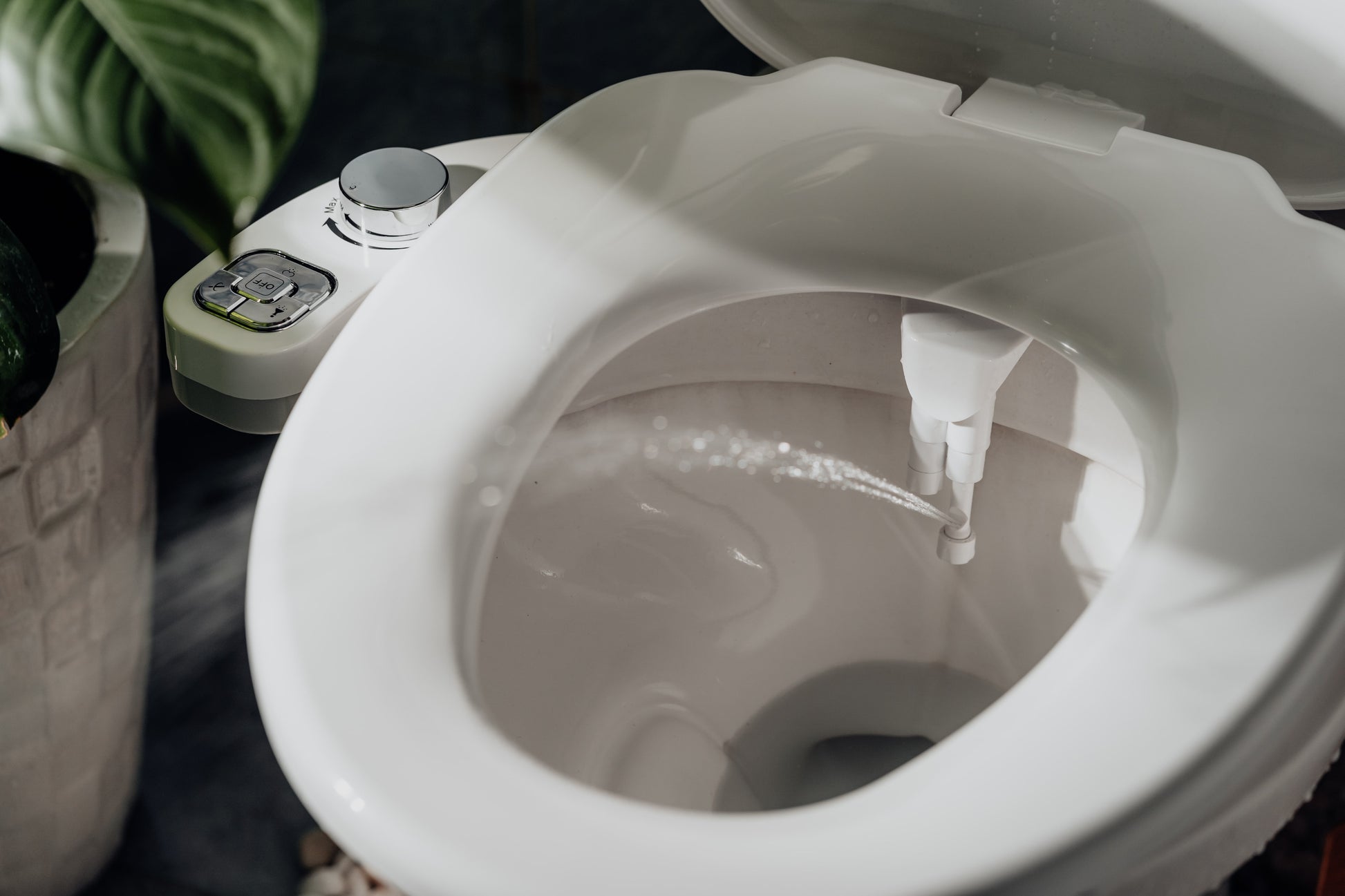 Bidet à boutons de contrôle et à double buses